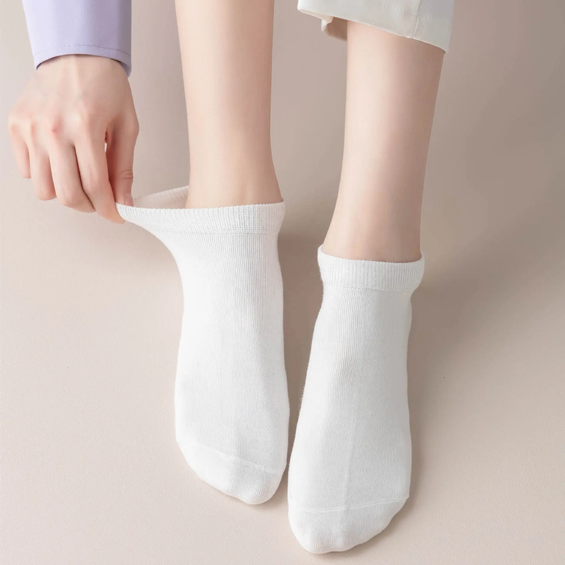 Ankle sock heel tab and logo detail